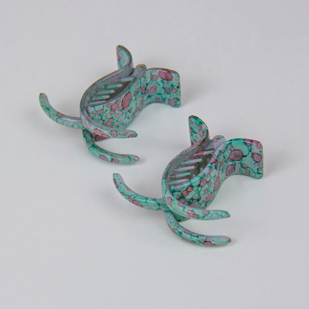 A pair of two long teeth claw clips with green and red pattern