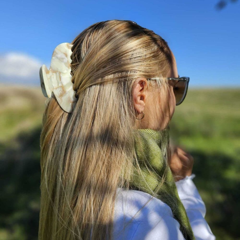 oat latte large hair claw tegen accessories