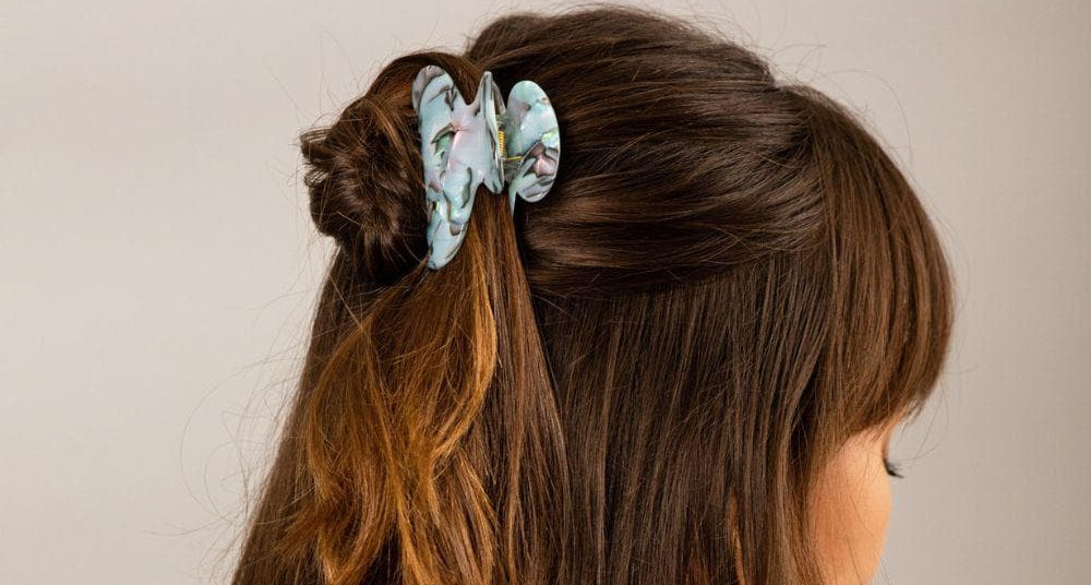 Quick and easy hairstyle with a small TEGEN claw clip